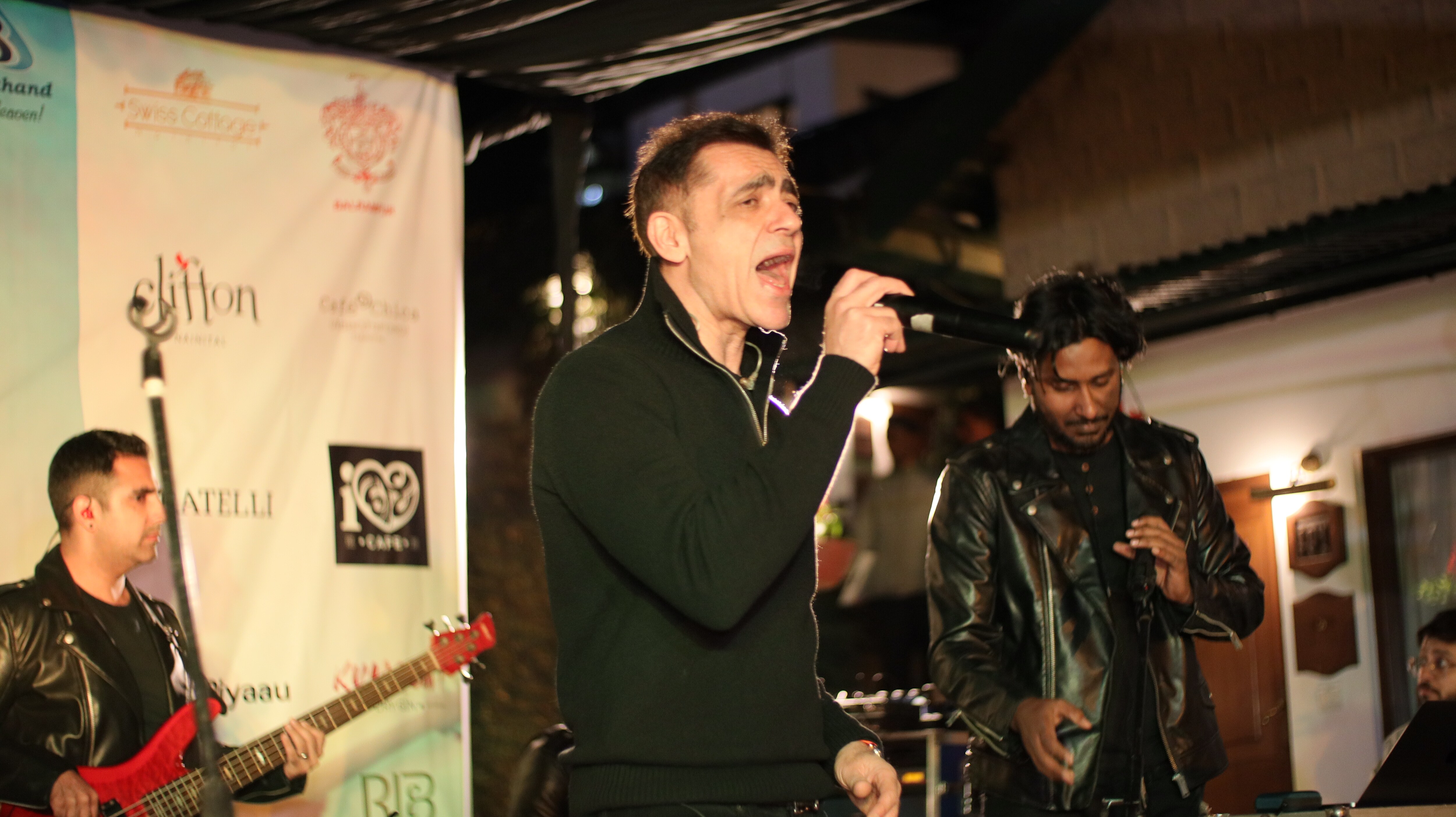 Ajay Bijli, Chairman and Managing Director of PVR Cinemas, and his band, Random Order, singing Hindi and English classics at the festival (Himalayan Echoes)