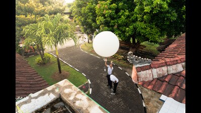 A radiosonde is carried into the atmosphere by a weather balloon to measure pressure, temperature, wind, relative humidity, etc. (Shutterstock) A radiosonde is carried into the atmosphere by a weather balloon to measure pressure, temperature, wind, relative humidity, etc. (Shutterstock)