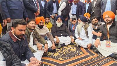 Former deputy chief minister and ex-president of the Shiromani Akali Dal Sukhbir Singh Badal (centre) sitting on the ground along with party workers at the SAD convention during the Maghi Mela at Muktsar on Tuesday afternoon before he was invited on stage. (Sanjeev Kumar/HT) Former deputy chief minister and ex-president of the Shiromani Akali Dal Sukhbir Singh Badal (centre) sitting on the ground along with party workers at the SAD convention during the Maghi Mela at Muktsar on Tuesday afternoon before he was invited on stage. (Sanjeev Kumar/HT)