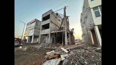 Labourers were working on laying the second floor’s roof on Monday, when the still-wet first floor roof gave way. (HT Photo) Labourers were working on laying the second floor’s roof on Monday, when the still-wet first floor roof gave way. (HT Photo)
