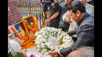 Maharashtra chief minister Devendra Fadnavis pays tribute at the Panipat Shaurya Smarak on Tuesday. (@CMOMaharashtra)