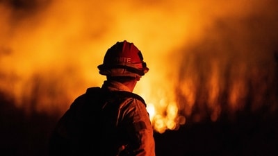 Los Angeles wildfires A firefighter monitors the spread of the Auto Fire in Oxnard, North West of Los Angeles, California, on January 13, 2025. (Etienne Laurent/AFP) Los Angeles wildfires A firefighter monitors the spread of the Auto Fire in Oxnard, North West of Los Angeles, California, on January 13, 2025. (Etienne Laurent/AFP)