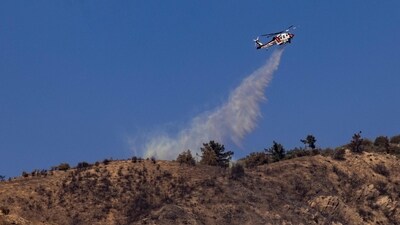US officials warned "dangerous and strong" winds were set to push deadly wildfires further through Los Angeles residential areas January 12 as firefighters struggled to make progress against the flames. (Photo by ETIENNE LAURENT / AFP) (AFP) US officials warned "dangerous and strong" winds were set to push deadly wildfires further through Los Angeles residential areas January 12 as firefighters struggled to make progress against the flames. (Photo by ETIENNE LAURENT / AFP) (AFP)