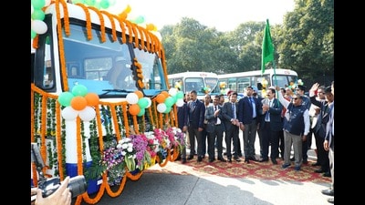 UT administrator Gulab Chand Kataria flagging off CTU buses at the Sector-17 ISBT in Chandigarh on Tuesday. (HT Photo) UT administrator Gulab Chand Kataria flagging off CTU buses at the Sector-17 ISBT in Chandigarh on Tuesday. (HT Photo)