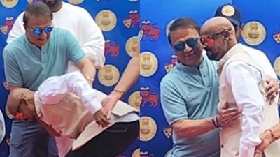Vinod Kambli touched Sunil Gavaskar's feet at Wankhede Stadium. (X Images) Vinod Kambli touched Sunil Gavaskar's feet at Wankhede Stadium. (X Images)
