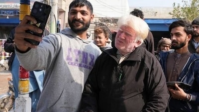 A food vendor who, according to residents, looks much like U.S. President-elect Donald Trump attracts more business and attention than others in a busy market in the eastern Punjab region of Pakistan. (AP)