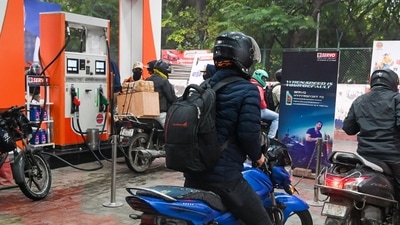 The No helmet, no fuel policy aimed at promoting road safety in Gautam Buddh Nagar is facing opposition from petrol pump operators. (Representative image) (Sunil Ghosh / Hindustan Times) The No helmet, no fuel policy aimed at promoting road safety in Gautam Buddh Nagar is facing opposition from petrol pump operators. (Representative image) (Sunil Ghosh / Hindustan Times)