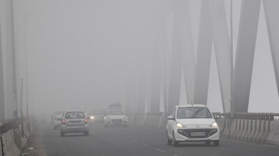 Vehicles crossing in low visibility due to fog at JP Setu in Patna, Bihar, India, Wednesday,15, 2025. (Santosh Kumar/ Hindustan Times)