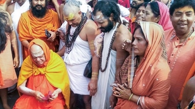 Jagadguru Shankaracharya of the Purvamnaya Sri Govardhana Peetham of Puri, Nischalananda Saraswati, takes 'Punnya Snan' (holy bath) on the occasion of ‘Makar Sankranti’. The Shankaracharya said that the union Government would only grant ‘national mela’ status to it once the BJP comes to power in West Bengal. (ANI) Jagadguru Shankaracharya of the Purvamnaya Sri Govardhana Peetham of Puri, Nischalananda Saraswati, takes 'Punnya Snan' (holy bath) on the occasion of ‘Makar Sankranti’. The Shankaracharya said that the union Government would only grant ‘national mela’ status to it once the BJP comes to power in West Bengal. (ANI)