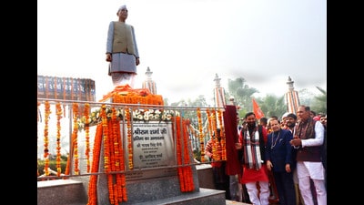 Haryana CM Nayab Singh Saini unveiling statue of Pandit Shriram Sharma in Rohtak on Wednesday. (MANOJ DAKHA/HT)