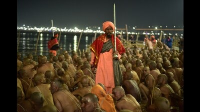Hundreds of sadhus attending the ordination ceremony of the Juna Akhada in the freezing cold during Kumbh Mela-2019 (HT File Photo) Hundreds of sadhus attending the ordination ceremony of the Juna Akhada in the freezing cold during Kumbh Mela-2019 (HT File Photo)