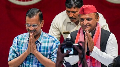 AAP convenor Arvind Kejriwal and Samajwadi Party chief Akhilesh Yadav at their joint press conference. (file) (HT Print) AAP convenor Arvind Kejriwal and Samajwadi Party chief Akhilesh Yadav at their joint press conference. (file) (HT Print)