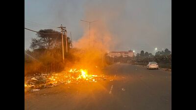Roads in GMADA areas of Mohali continue to be strewn with garbage piles. Peeved by the obnoxious stench, residents often resort to burning the trash. (HT Photo) Roads in GMADA areas of Mohali continue to be strewn with garbage piles. Peeved by the obnoxious stench, residents often resort to burning the trash. (HT Photo)