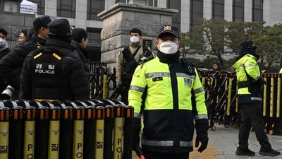 Police officers stand guard in front of the Constitutional Court in Seoul on January 14, 2025 (AFP/Representative)