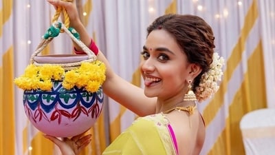Keerthy Suresh looked radiant in a yellow sari which she paired with traditional jewelery for celebrating Pongal at her residence. Keerthy Suresh looked radiant in a yellow sari which she paired with traditional jewelery for celebrating Pongal at her residence.