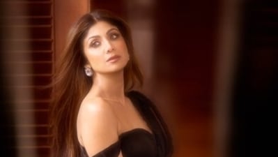 Shilpa Shetty poses for HT City Showstoppers wearing a black ensemble by Miku Kumar Shilpa Shetty poses for HT City Showstoppers wearing a black ensemble by Miku Kumar