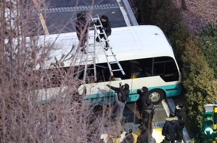 A police officer sets up a ladder to climb over a car wall at the entrance of the presidential residence after a motorcade believed to be carrying South Korean impeached president Yoon Suk Yeol left earlier in Seoul on January 15, 2025. (AFP) A police officer sets up a ladder to climb over a car wall at the entrance of the presidential residence after a motorcade believed to be carrying South Korean impeached president Yoon Suk Yeol left earlier in Seoul on January 15, 2025. (AFP)