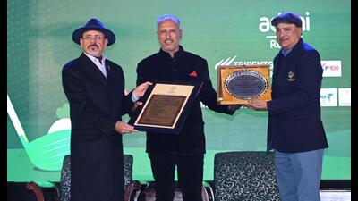 CGA president SK Sharma (left) and IGU chief Brijinder Singh presenting lifetime achievement award to international golfer Jeev Milkha Singh at the CGA range in Chandigarh on Thursday. (HT Photo) CGA president SK Sharma (left) and IGU chief Brijinder Singh presenting lifetime achievement award to international golfer Jeev Milkha Singh at the CGA range in Chandigarh on Thursday. (HT Photo)