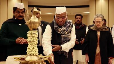 Congress President Mallikarjun Kharge, senior leader Sonia Gandhi at inauguration ceremony of the new party headquarters. (HT photo) Congress President Mallikarjun Kharge, senior leader Sonia Gandhi at inauguration ceremony of the new party headquarters. (HT photo)