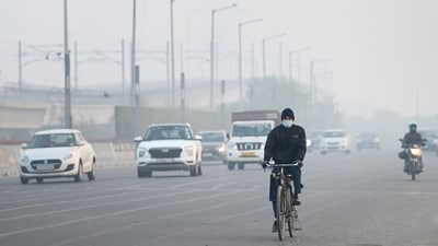 Commuters step out on a cold foggy morning in New Delhi. (Sunil Ghosh/Hindustan Times) Commuters step out on a cold foggy morning in New Delhi. (Sunil Ghosh/Hindustan Times)
