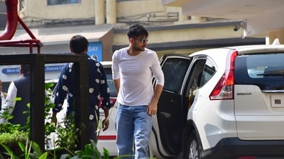 Saif Ali Khan's son Ibrahim Khan reach Lilavati Hospital after his father was stabbed by an unidentified attacker with a knife at his Bandra home. (Bhushan Koyande/HT Photo)