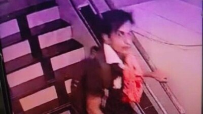 Saif Ali Khan attacked: The suspect can be seen staring right into a CCTV camera while coming down the staircase. (Photo by Manish K Pathak/HT) Saif Ali Khan attacked: The suspect can be seen staring right into a CCTV camera while coming down the staircase. (Photo by Manish K Pathak/HT)