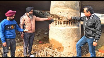 Locals at the Lohara bridge in Ishwar Nagar near Sidhwan Canal in Ludhiana on Thursday. (HT Photo)
