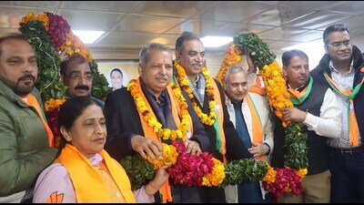Newly elected Chandigarh BJP president Jatinder Pal Malhotra with supporters during a felicitation ceremony at the BJP office in Sector 33, Chandigarh, on Thursday. (Keshav Singh/HT) Newly elected Chandigarh BJP president Jatinder Pal Malhotra with supporters during a felicitation ceremony at the BJP office in Sector 33, Chandigarh, on Thursday. (Keshav Singh/HT)