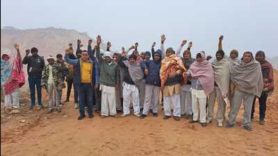 Residents of Pichopa Kalan in Charkhi Dadri protesting against illegal mining on Thursday. (HT Photo) Residents of Pichopa Kalan in Charkhi Dadri protesting against illegal mining on Thursday. (HT Photo)