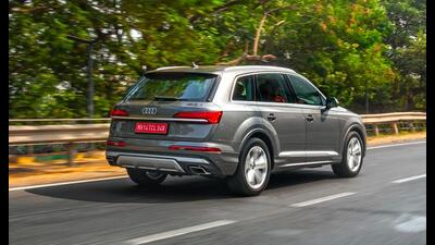 The updated Q7 retains its wide grille and sharp lines. The updated Q7 retains its wide grille and sharp lines.