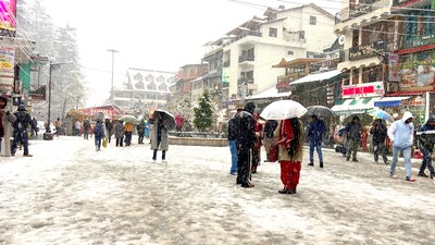 Tourists enjoying fresh snowfall in Manali. (Aqil Khan /HT) Tourists enjoying fresh snowfall in Manali. (Aqil Khan /HT)