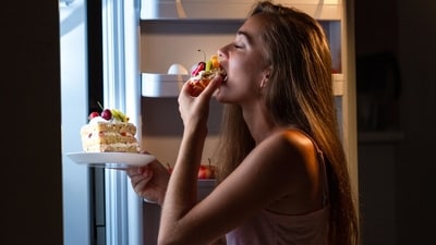 Stop indulging in unhealthy snacks. (Shutterstock) Stop indulging in unhealthy snacks. (Shutterstock)