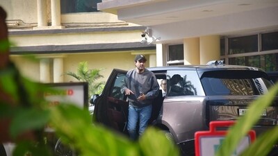 Director Siddharth Anand reach Lilavati Hospital after Bollywood actor Saif Ali Khan was injured after an unidentified attacker stabbed him with a knife at his Bandra home in a burglary attempt. (Bhushan Koyande/HT Photo)