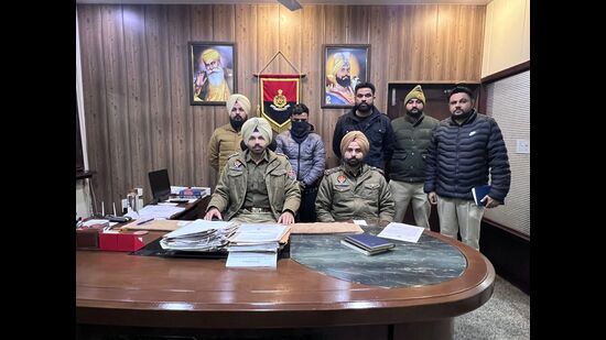 The accused, Parwinder Singh, a resident of Maloya, Chandigarh, in the custody of Mohali police. (HT)