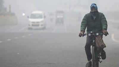 Commuters step out on a cold foggy morning amid rising air pollution. (Sunil Ghosh / Hindustan Times) Commuters step out on a cold foggy morning amid rising air pollution. (Sunil Ghosh / Hindustan Times)