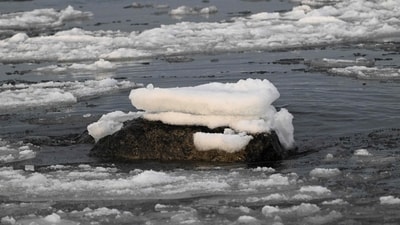 Snow covers a rock as drifting broken sea ice, floats on the surface, off the extreme western point of Replot Island, in Kvarken archipelago, near Bjorkoby, in the northern part of the Baltic Sea on January 15, 2025. Due to a mild winter and temperatures above zero degrees centigrade, the open sea has not frozen. (Photo by Olivier MORIN / AFP) (AFP) Snow covers a rock as drifting broken sea ice, floats on the surface, off the extreme western point of Replot Island, in Kvarken archipelago, near Bjorkoby, in the northern part of the Baltic Sea on January 15, 2025. Due to a mild winter and temperatures above zero degrees centigrade, the open sea has not frozen. (Photo by Olivier MORIN / AFP) (AFP)