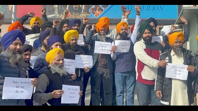 Members of Sikh organisations protesting outside a cinema in Ludhiana on Friday. (Gurpreet Singh/HT)