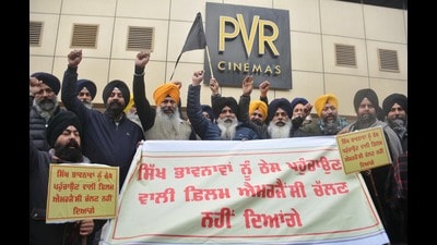 SGPC officials and employees during a protest against screening of movie ‘Emergency’ outside PVR Cinemas in Amritsar on Friday. (Sameer Sehgal/HT) SGPC officials and employees during a protest against screening of movie ‘Emergency’ outside PVR Cinemas in Amritsar on Friday. (Sameer Sehgal/HT)