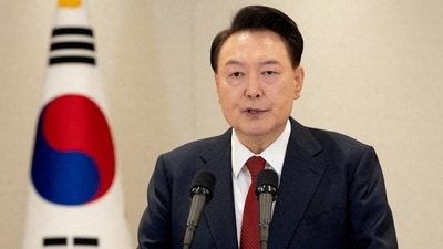 In response to President Yoon Suk Yeol's repeated refusal to answer questions from investigators, South Korea's anti-corruption agency announced on Friday that it will request a Seoul court to prolong the leader's incarceration. (REUTERS)
