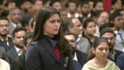 Manu Bhaker after realising she was early in making her move towards the president Manu Bhaker after realising she was early in making her move towards the president