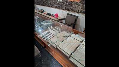 The accused smashed the glass of the shop’s counters with the hammer, before making off with several gold chains weighing around 150 gm, the shopkeeper told Mohali police. (HT) The accused smashed the glass of the shop’s counters with the hammer, before making off with several gold chains weighing around 150 gm, the shopkeeper told Mohali police. (HT)