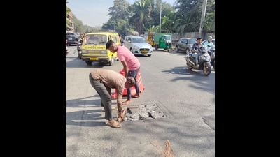 There were complaints about shoulder and back pain due to uneven and unfinished road works including crumbling drainage chamber covers collapsing inside the drain. (HT PHOTO) There were complaints about shoulder and back pain due to uneven and unfinished road works including crumbling drainage chamber covers collapsing inside the drain. (HT PHOTO)