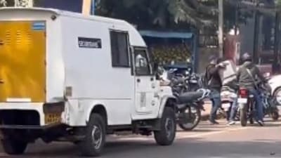 The attackers initially tried to snatch the cash trunk but, faced with resistance, threw chilli powder at the employees. (X/@Chethan_Surya_S) The attackers initially tried to snatch the cash trunk but, faced with resistance, threw chilli powder at the employees. (X/@Chethan_Surya_S)