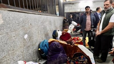 Congress MP Rahul Gandhi met patients camping outside AIIMS, Delhi. (Instagram/rahulgandhi)