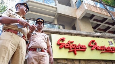 Police personnel stand guard at Satguru Sharan building after an intruder attacked Actor Saif Ali Khan, in Mumbai on Thursday. (ANI)
