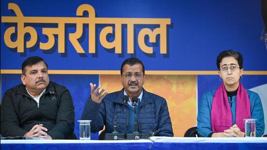 AAP national convener Arvind Kejriwal (centre) flanked by party leaders Sanjay Singh and Atishi in New Delhi. (Sanchit Khanna/ HT Photo)