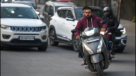 It is in the context of steep rise in the number of challans for helmetless drivers that the transport department had recently announced a “no helmet, no petrol” policy, which is set to come into effect on January 26 in Gautam Budh Nagar. (Sunil Ghosh/HT Photo)