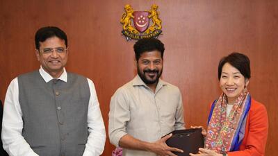 Chief minister Revanth Reddy felicitates Singapore minister for sustainability and environment, and in-charge trade minister Grace Fu Hai Yien on Saturday. ht photo (HT photo) Chief minister Revanth Reddy felicitates Singapore minister for sustainability and environment, and in-charge trade minister Grace Fu Hai Yien on Saturday. ht photo (HT photo)