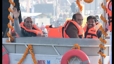 Defence minister Rajnath Singh proceeding to Sangam from Arail in a motorboat on January 18. (Anil K Maurya/HT) Defence minister Rajnath Singh proceeding to Sangam from Arail in a motorboat on January 18. (Anil K Maurya/HT)