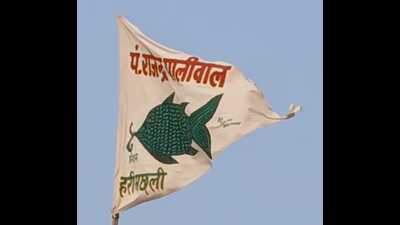 Flag bearing the symbol ‘Hari Machli’ (Green Fish) flying at the Kalpvas camp of teerth purohit Pandit Rajendra Paliwal in tent city in Sector 6. (HT) Flag bearing the symbol ‘Hari Machli’ (Green Fish) flying at the Kalpvas camp of teerth purohit Pandit Rajendra Paliwal in tent city in Sector 6. (HT)